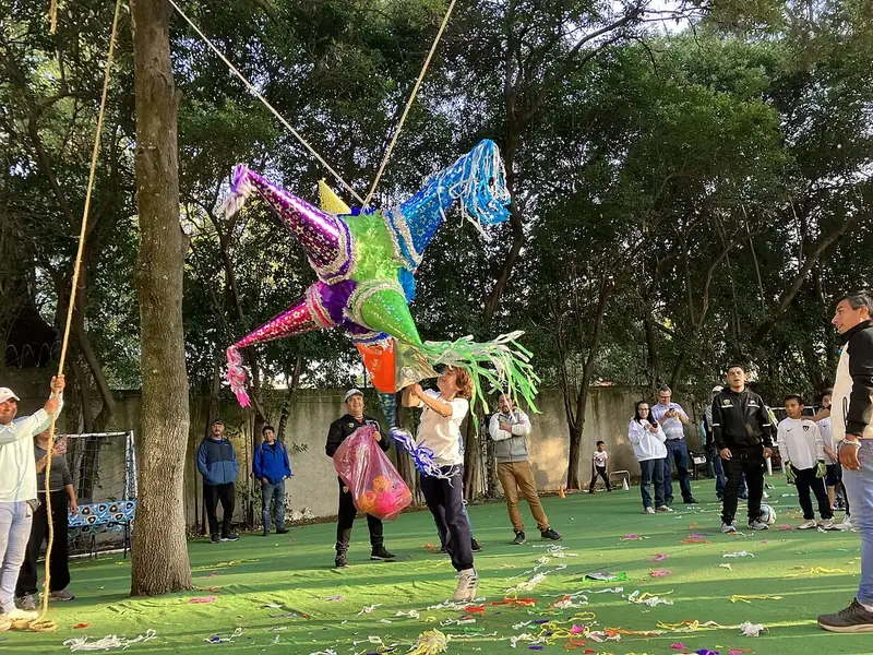 Una piñata rompiéndose en una celebración tradicional de diciembre