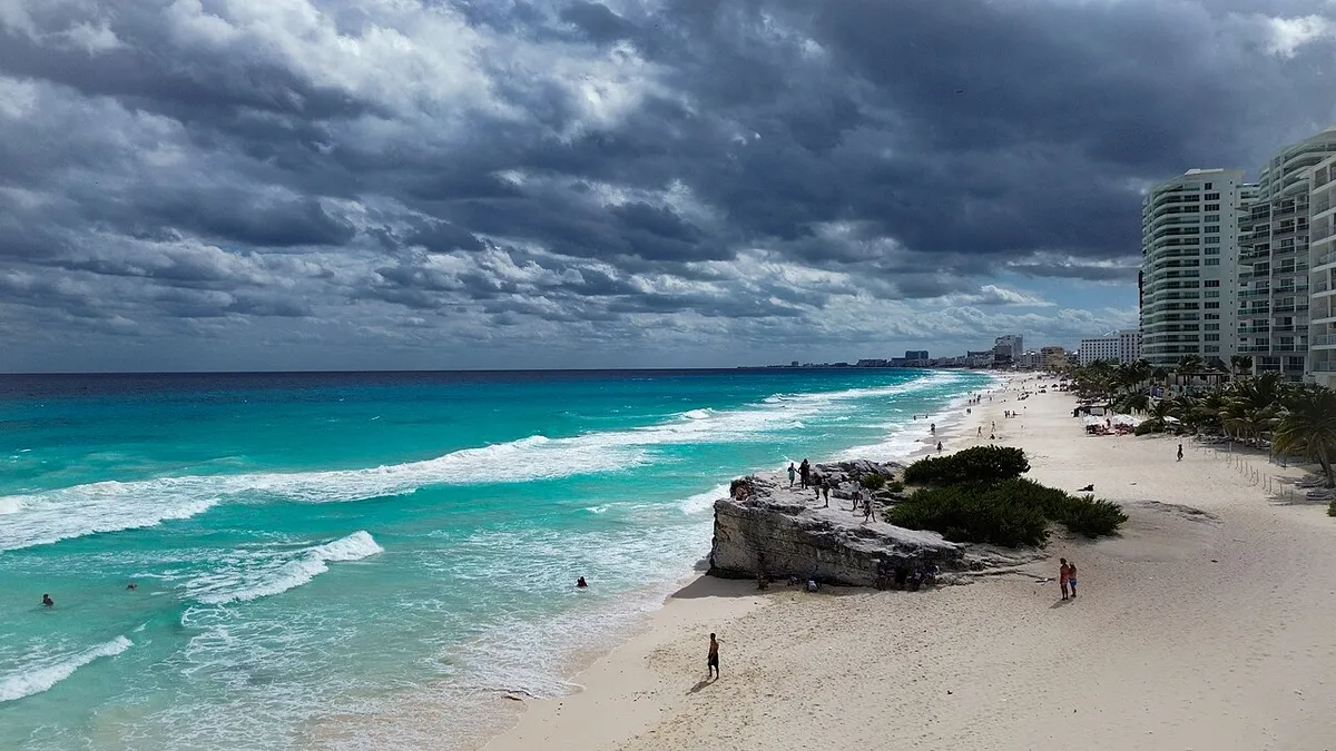 Una playa de arena clara y mar turquesa en un día de sol