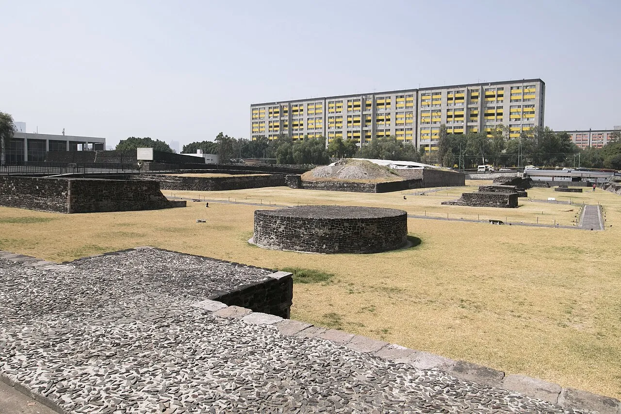La Plaza de las Tres Culturas en Tlatelolco, con las ruinas prehispánicas y el conjunto habitacional al fondo