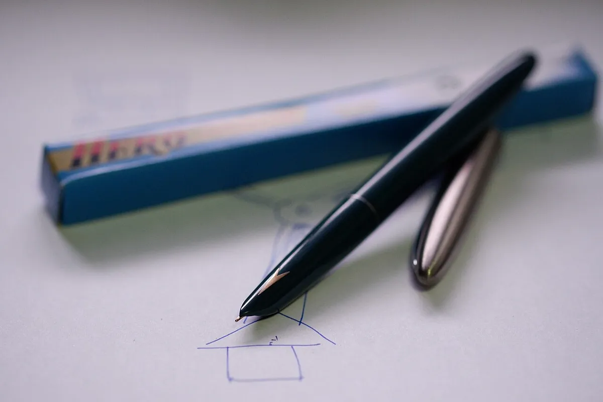Una pluma fuente sobre un documento de papel