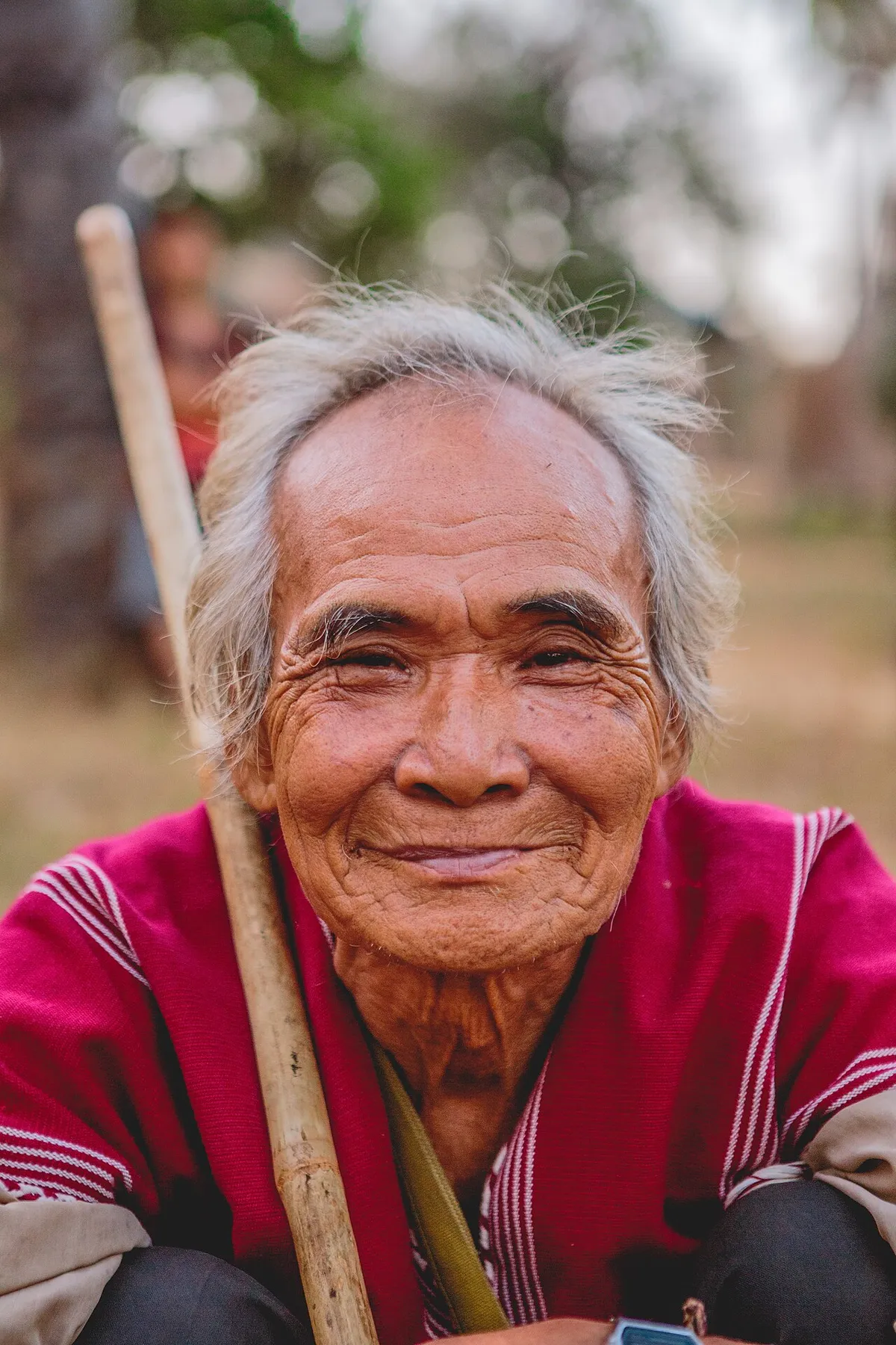 Retrato de una mujer mayor sonriendo a la cámara