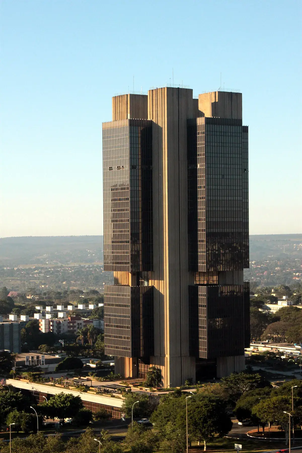 Edifício-sede do Banco Central do Brasil, em Brasília — a política monetária do BCB define a taxa Selic, indexador do Tesouro Selic