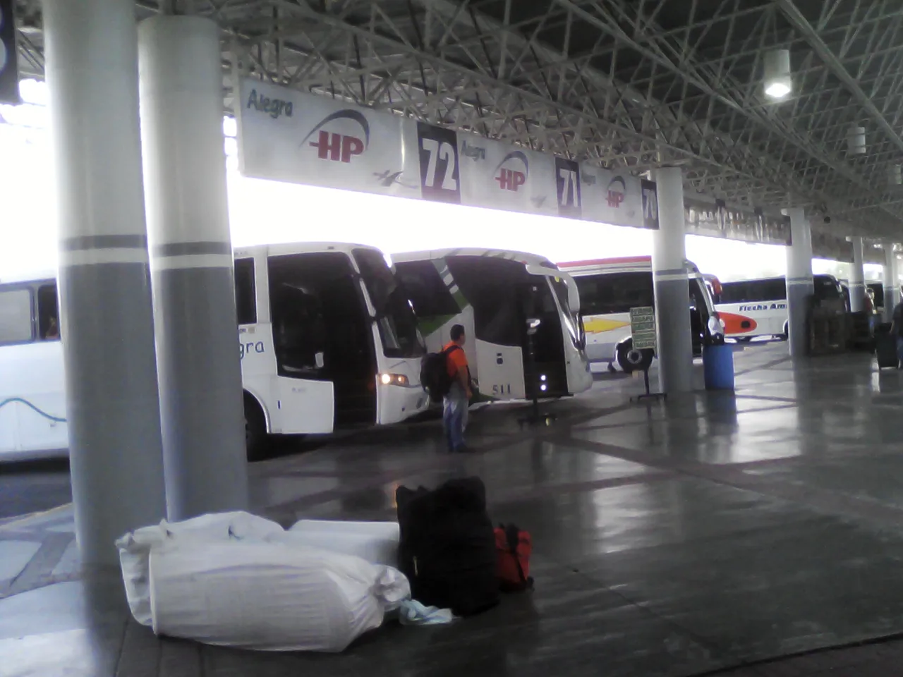 Andenes con autobuses y equipaje en la terminal de autobuses de Morelia, Michoacán