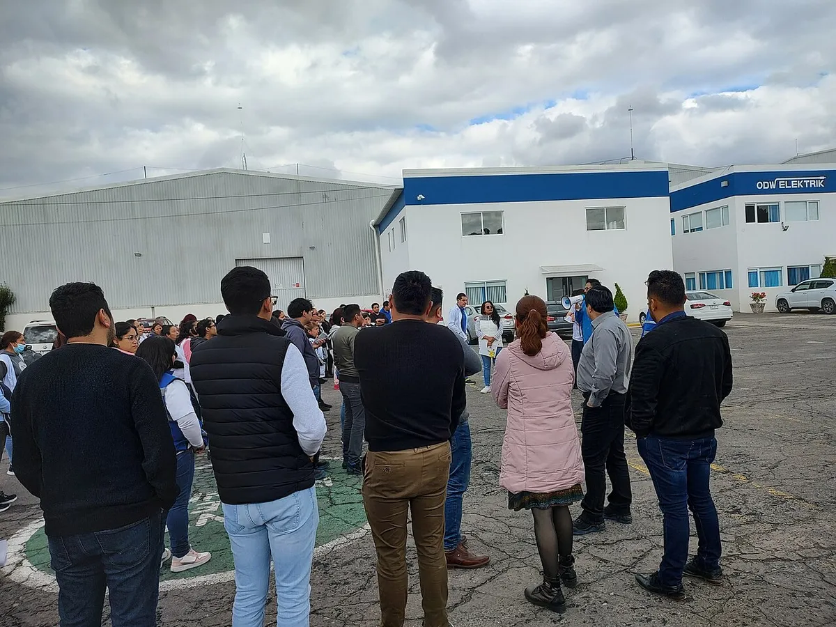 Trabajadores saliendo de una fábrica al terminar su jornada