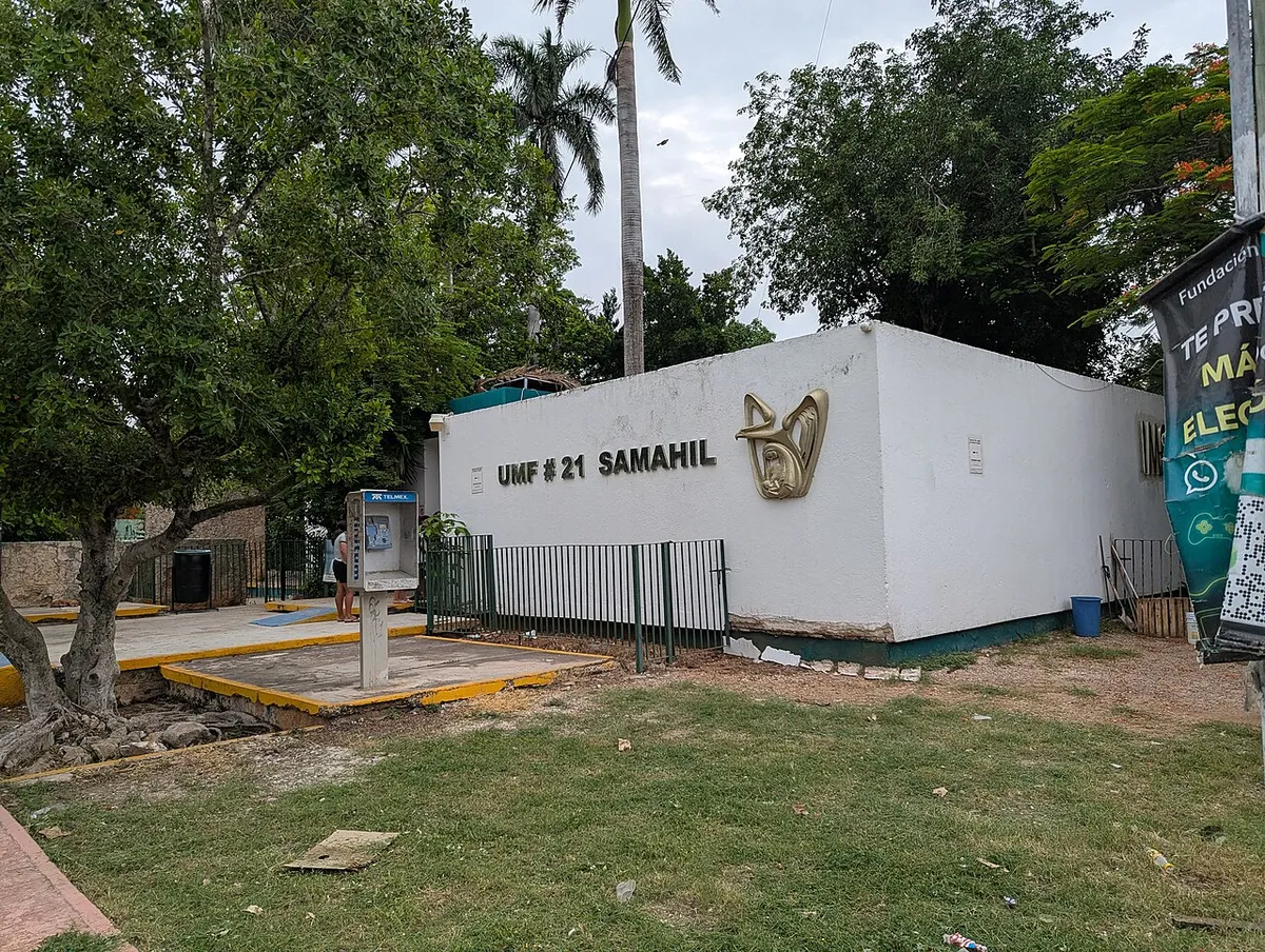 Edificio blanco de la Unidad de Medicina Familiar No. 21, en Samahil, Yucatán