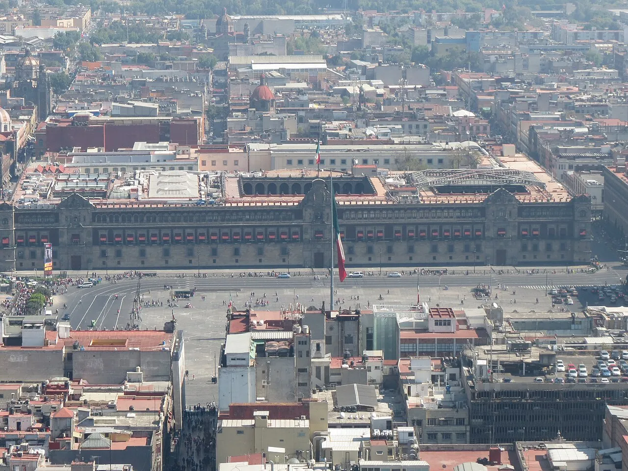 Vista aérea del Zócalo de la Ciudad de México con la bandera monumental y Palacio Nacional al fondo